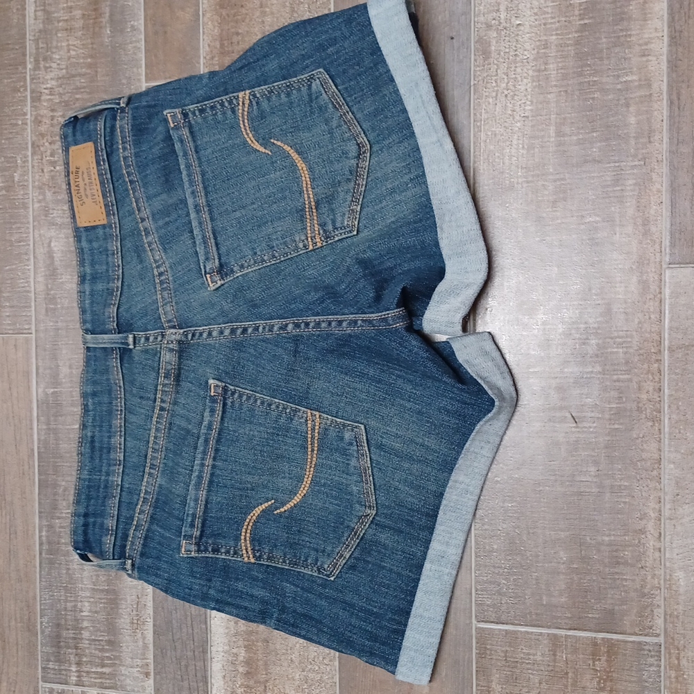 LEVIS SIGNATURE LOW RISE SHORTS NWOT - Picture 2 of 2